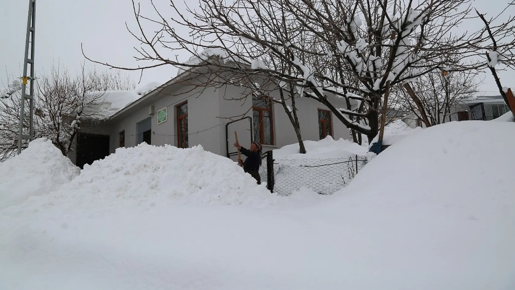 Tunceli'de kar yağışı ve tipi 104 köy yolunu ulaşıma kapattı 