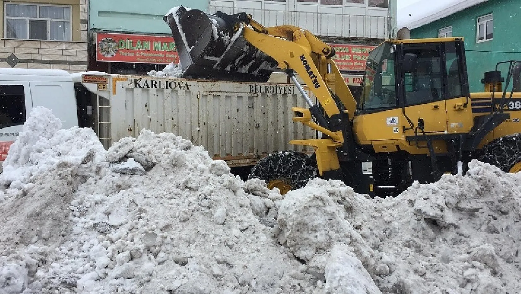 Karlıova'da karla mücadele aralıksız devam ediyor 