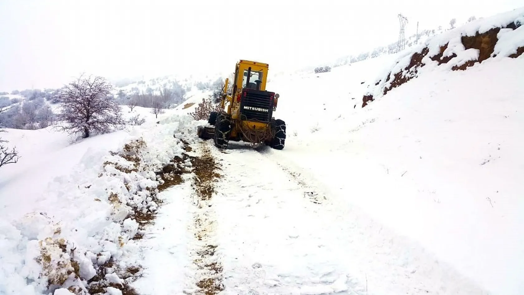 Malatya'da kar nedeniyle kapanan yollar ulaşıma açıldı 