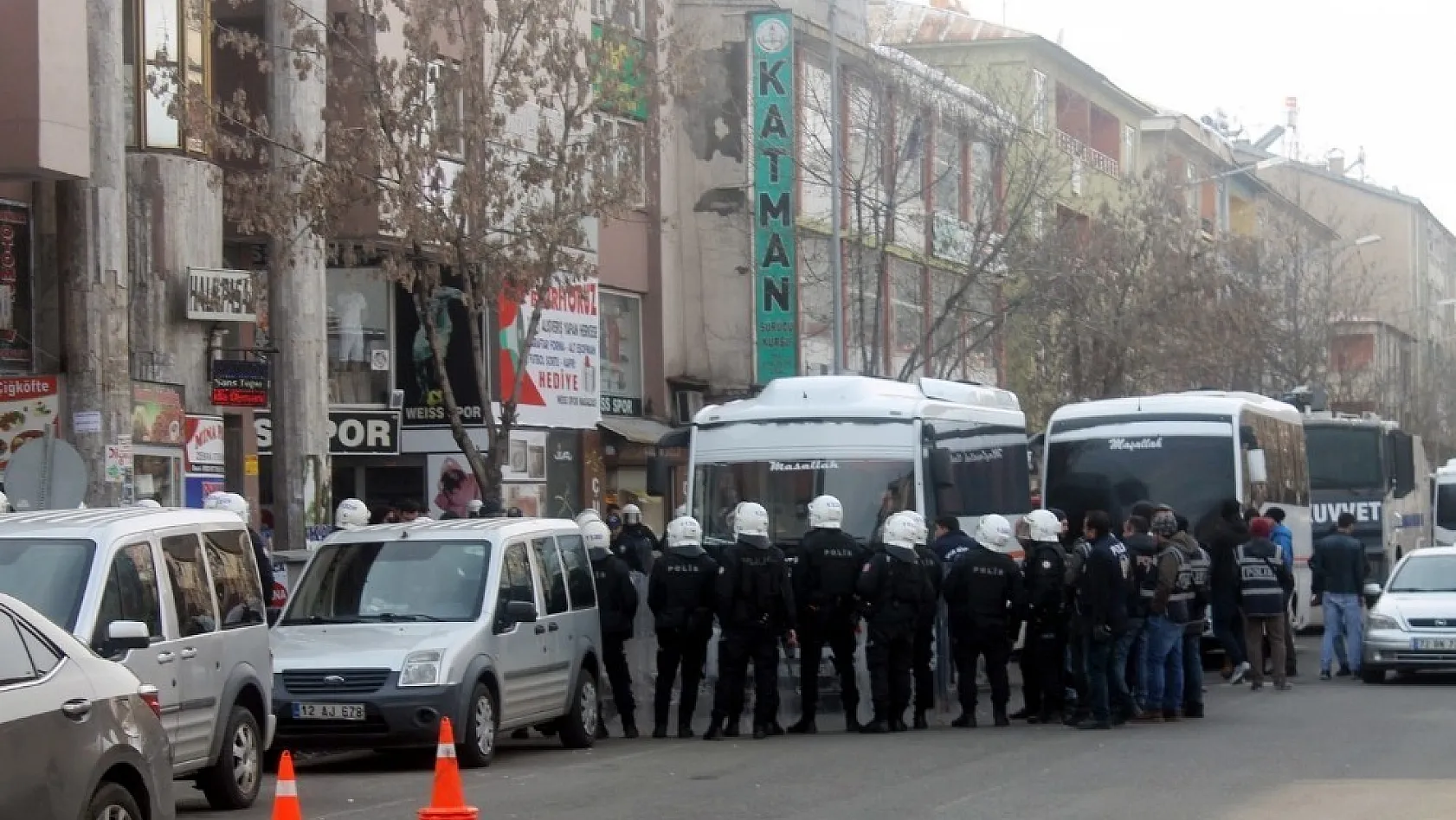 Bingöl'de polis HDP'li milletvekillerinin yürüyüşüne izin vermedi 