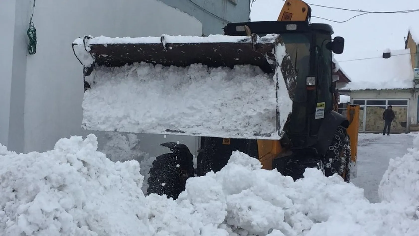 Kar 73 köy yolunu ulaşıma kapadı