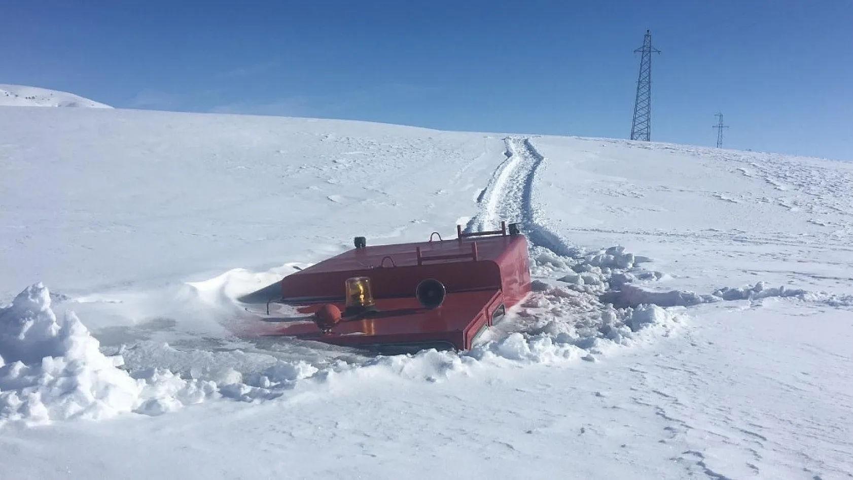 Donan barajda  buz kırıldı,  paletli araç suya gömüldü 
