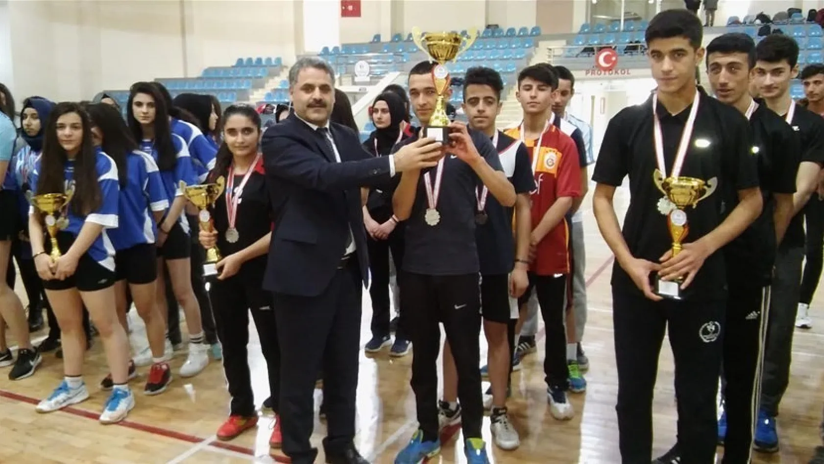 Okullar Arası badminton müsabakaları sona erdi 