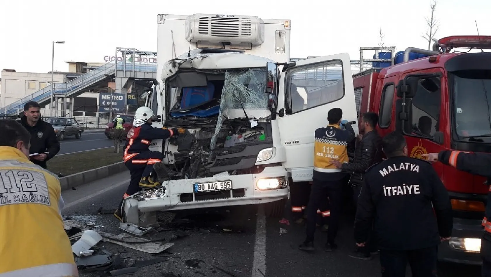 Malatya'da tır kamyonla çarpıştı: 1 yaralı 