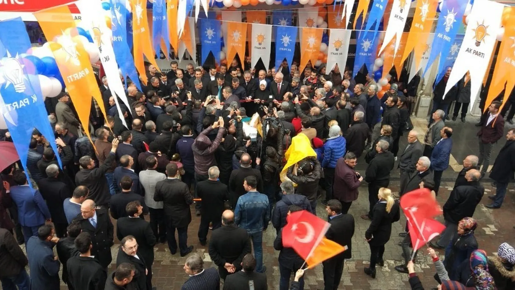 AK Parti Sıtmapınarı'nda seçim bürosunu açtı 