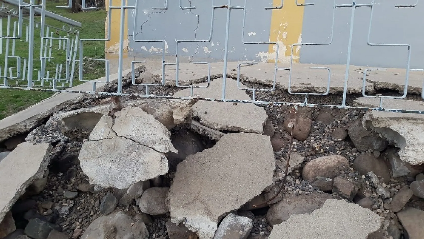 Malatya'da depremde bazı evler hasar gördü 