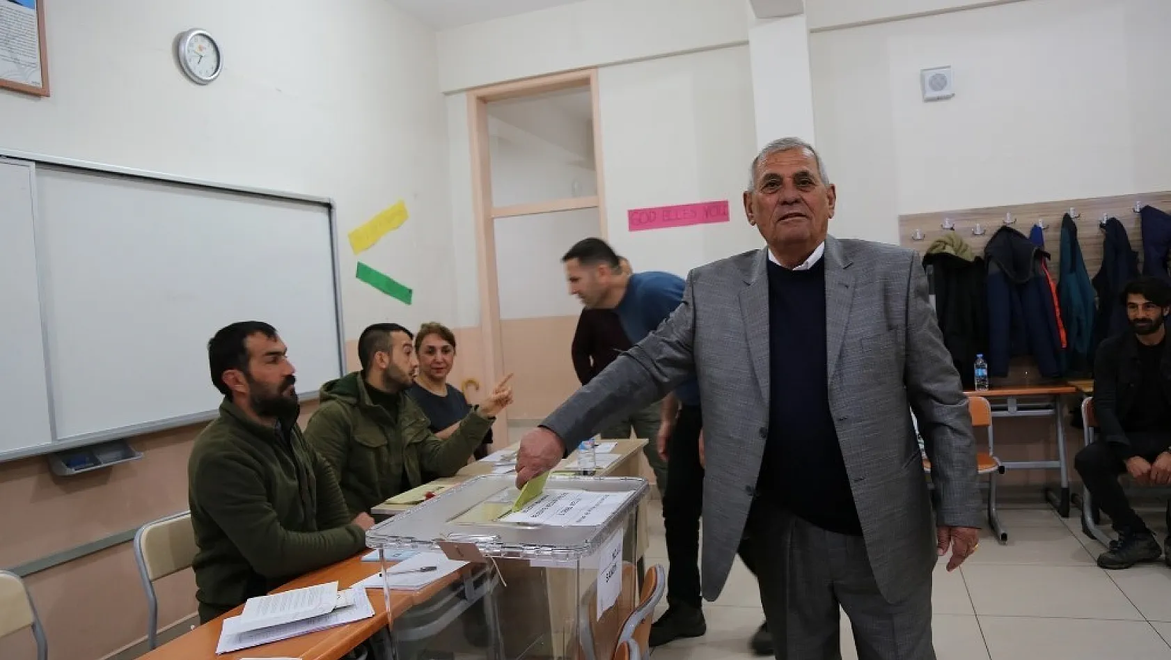 Tunceli'de oy kullanma işlemi başladı 