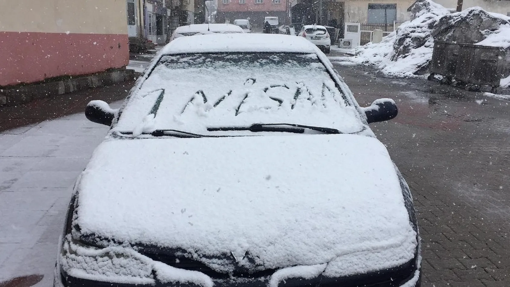 Karlıova Nisan'a da kar yağışı ile girdi 