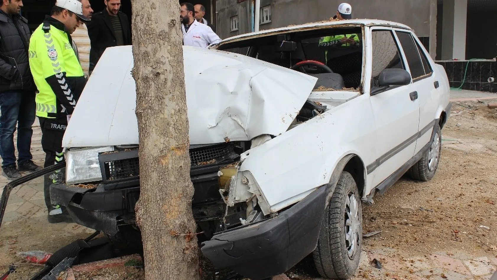 Elazığ'da otomobil ağaca çarptı: 4 yaralı