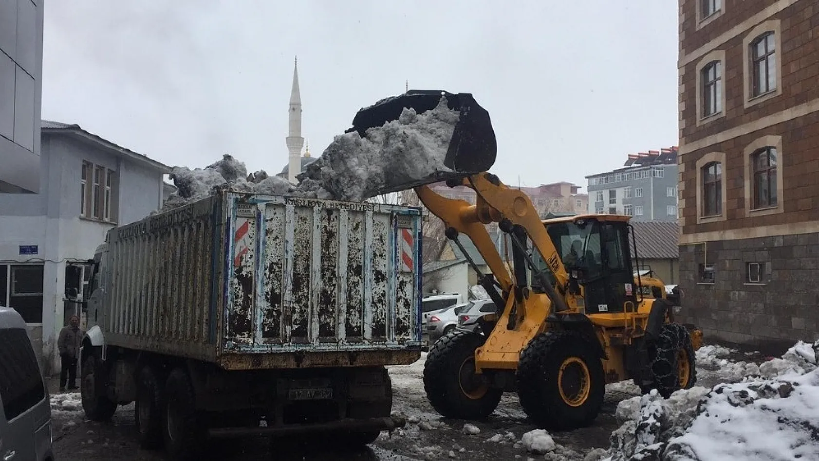 Nisan'da kar yağışı süren Karlıova'da 5 bin kamyon kar taşındı 
