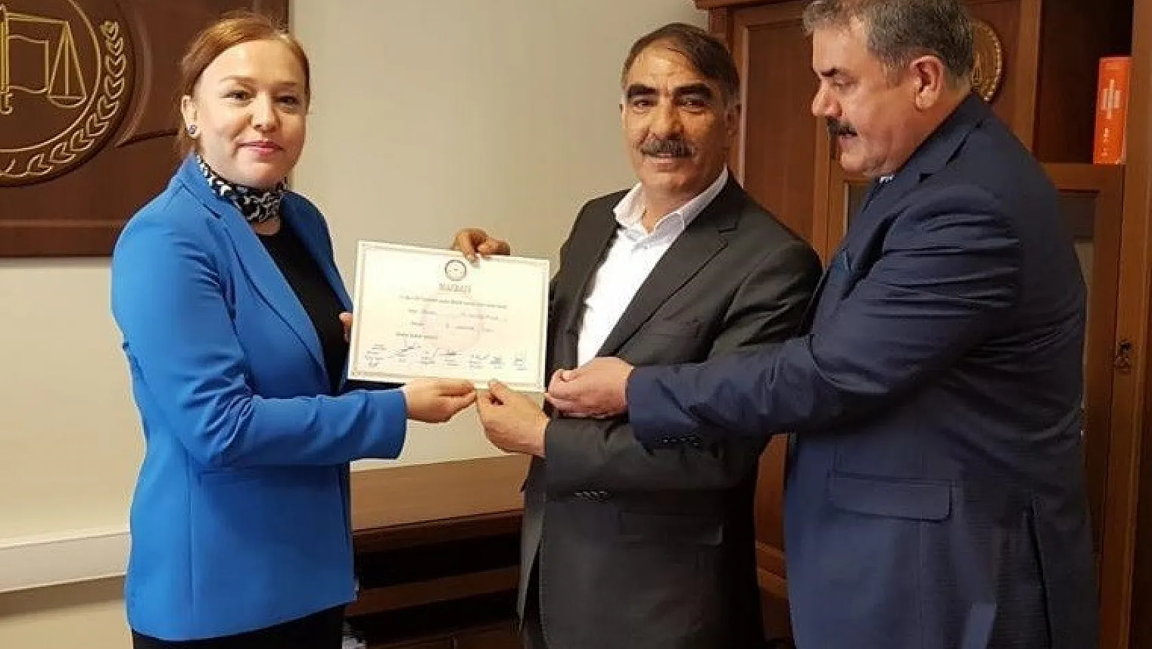 Karlıova Belediye Başkanı Bingöl, mazbatasını aldı 