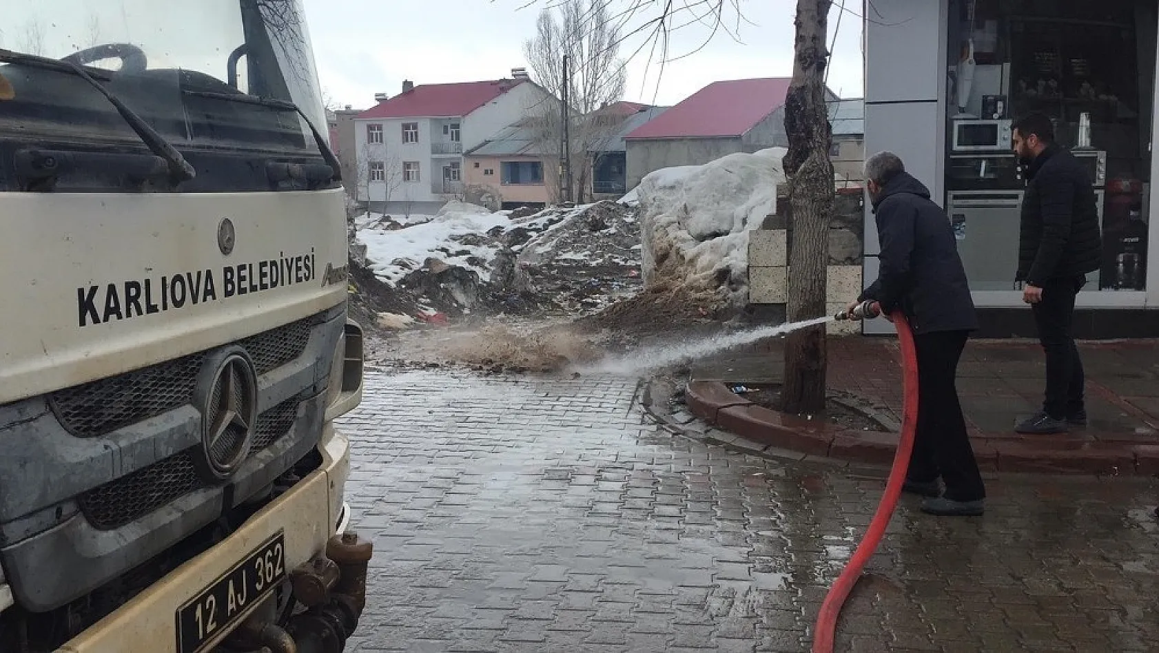 Kışın çetin geçtiği Karlıova'da basınçlı su ile temizlik 