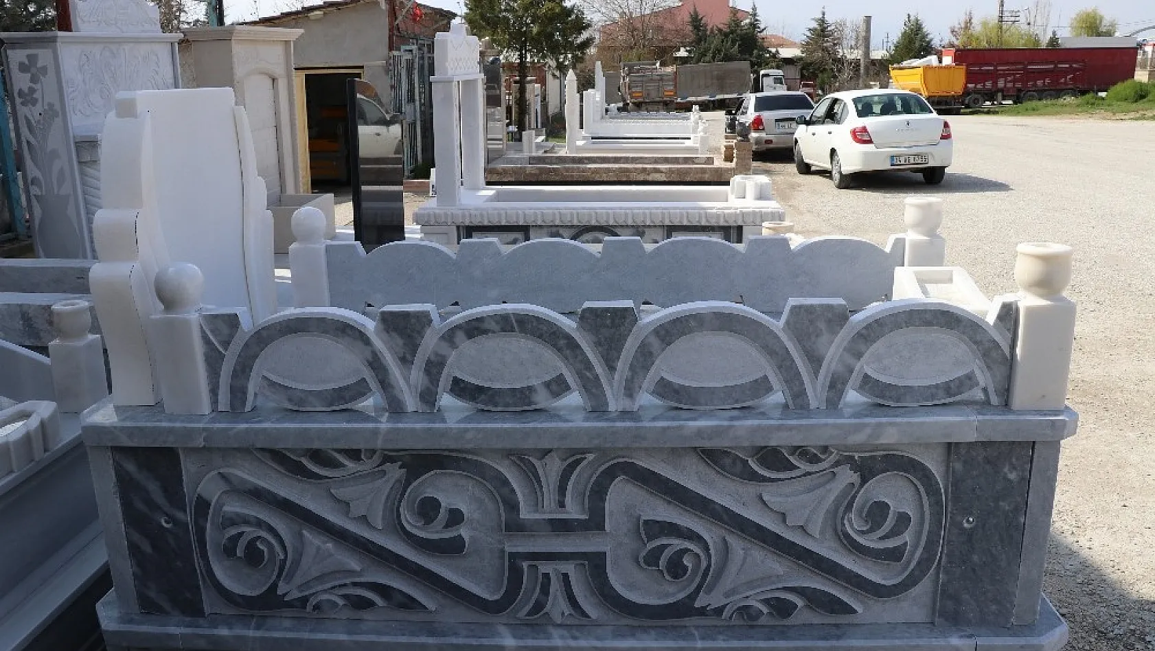 Malatya'da mezar taşları otomobil fiyatına satılıyor 