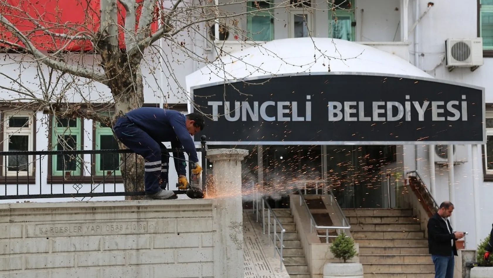 Tunceli'de komünist başkan, belediye önündeki duvarı yıktırdı 