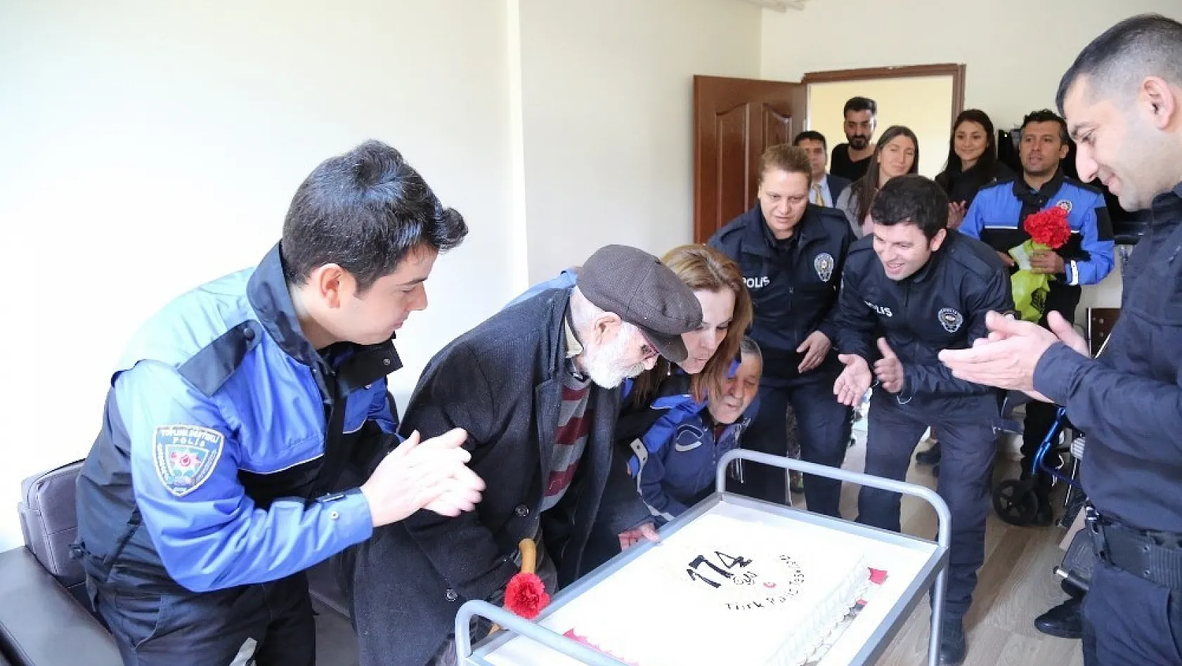 Tunceli polisinden huzur evi sakinlerine pastalı ziyaret 