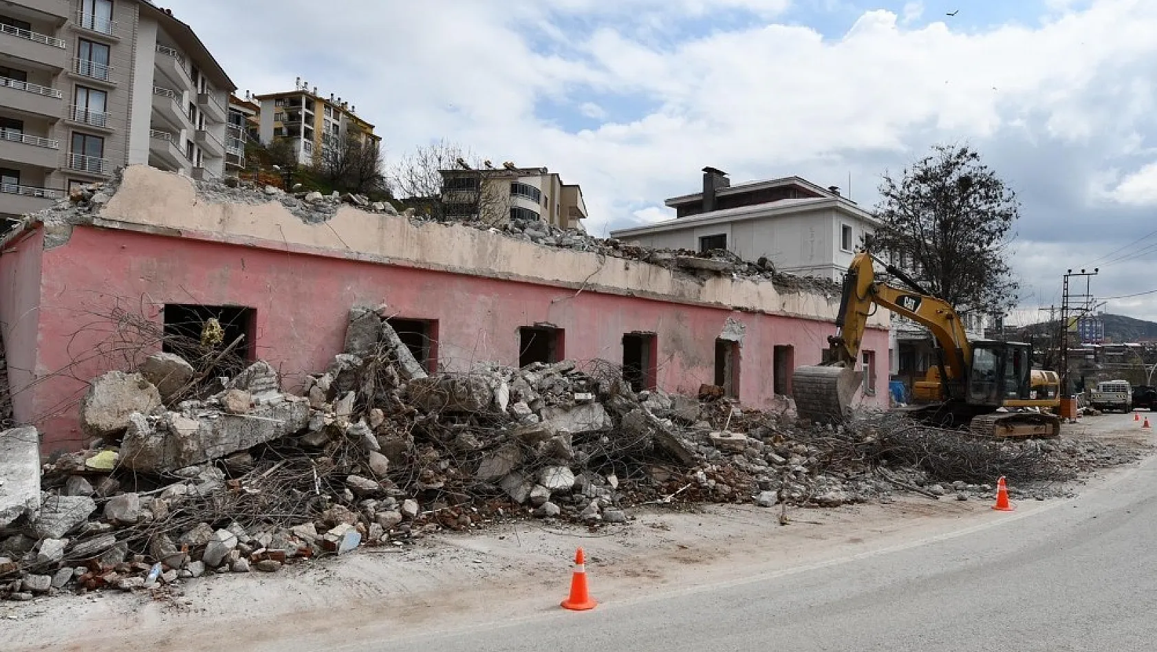 Tunceli'de 80 yıllık riskli binanın yıkımına başlandı 