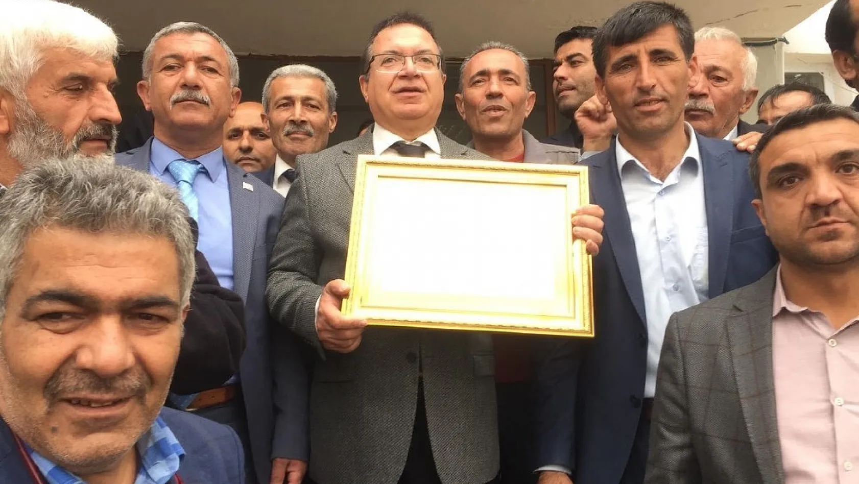 Bağımsız Belediye Başkanı Ali Kazgan mazbatasını aldı 