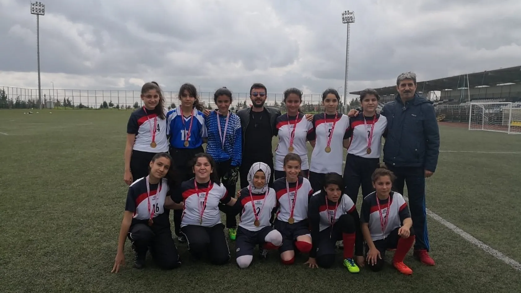 Kız öğrencilerden futbolda büyük başarı 