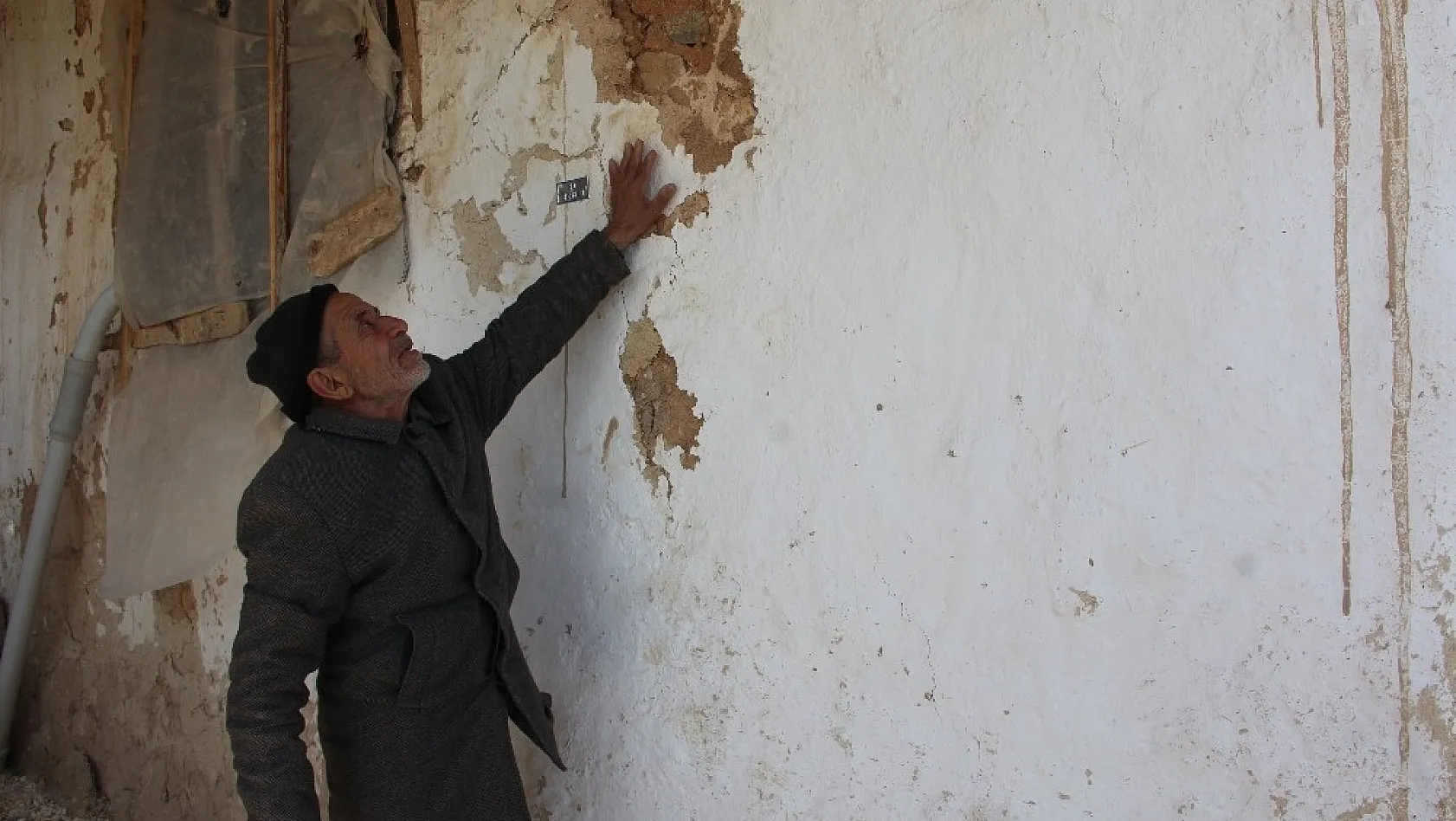 Argun'da yaşanan depremlerden dolayı vatandaş evlerine giremiyor 