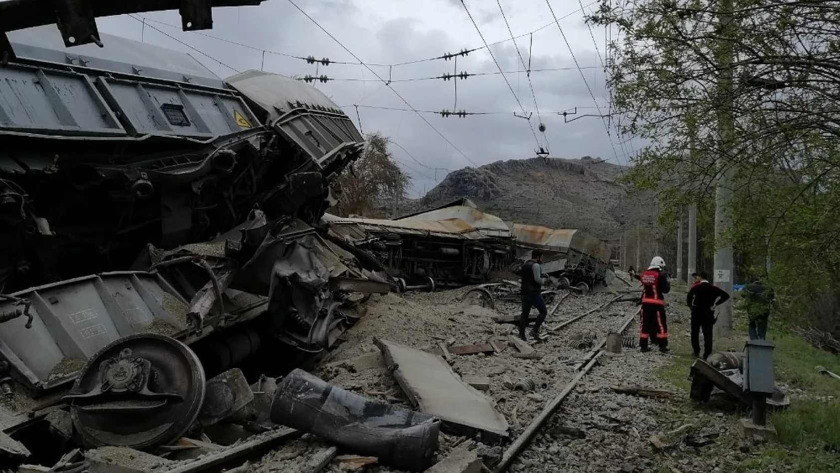 Malatya'da yük treni devrildi: 2 yaralı 