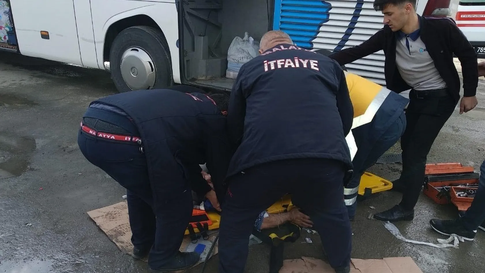 Tamir sırasında krikolar kaydı, 3 kişi otobüsün altında kaldı 