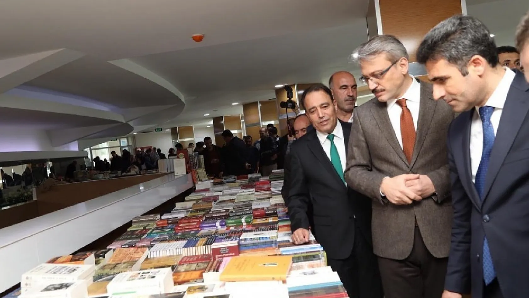 Bingöl Üniversitesi'nde 3. Kitap Fuarı açıldı 