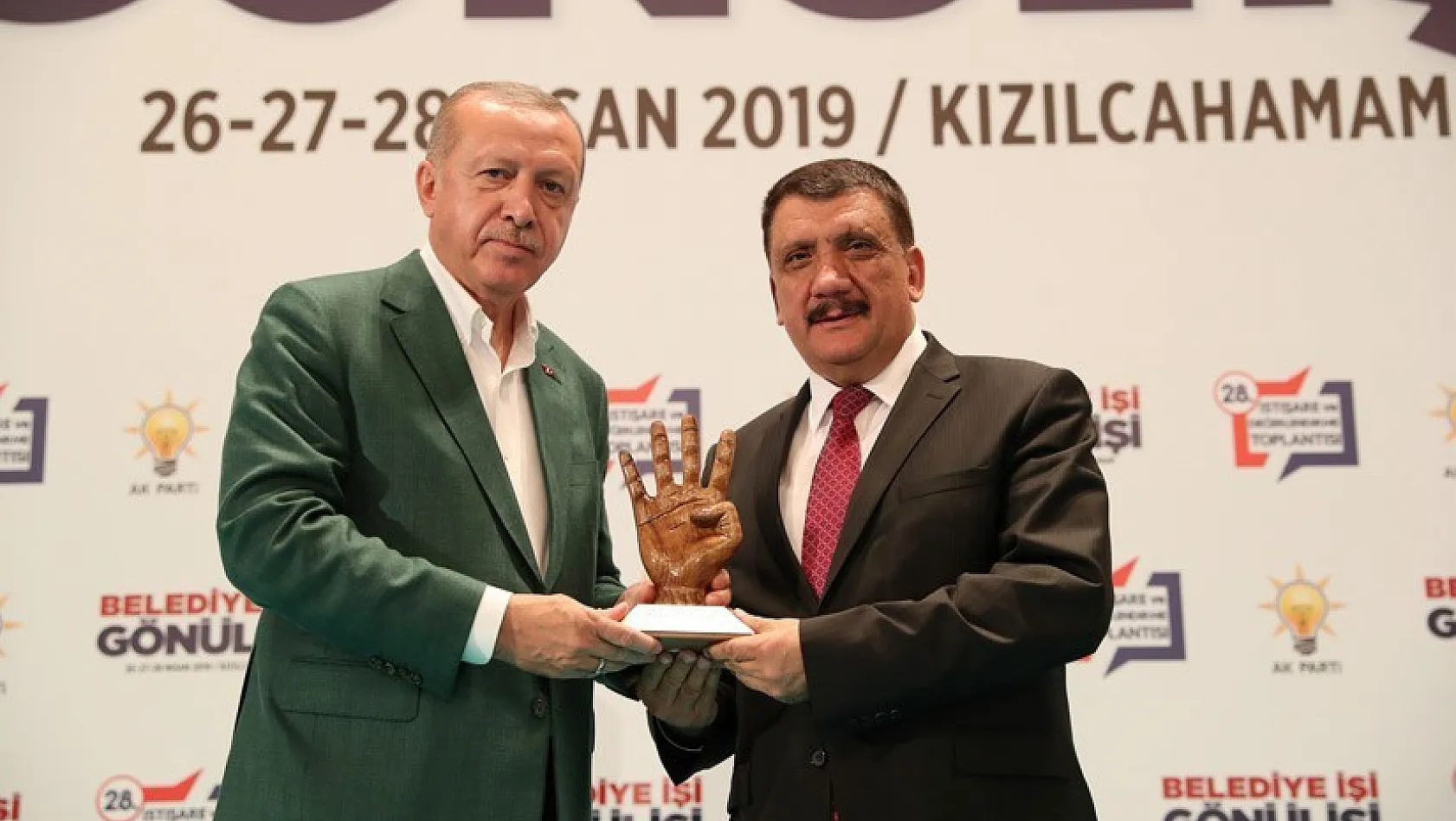 Cumhurbaşkanı Erdoğan'dan Başkan Gürkan'a başarı plaketi 