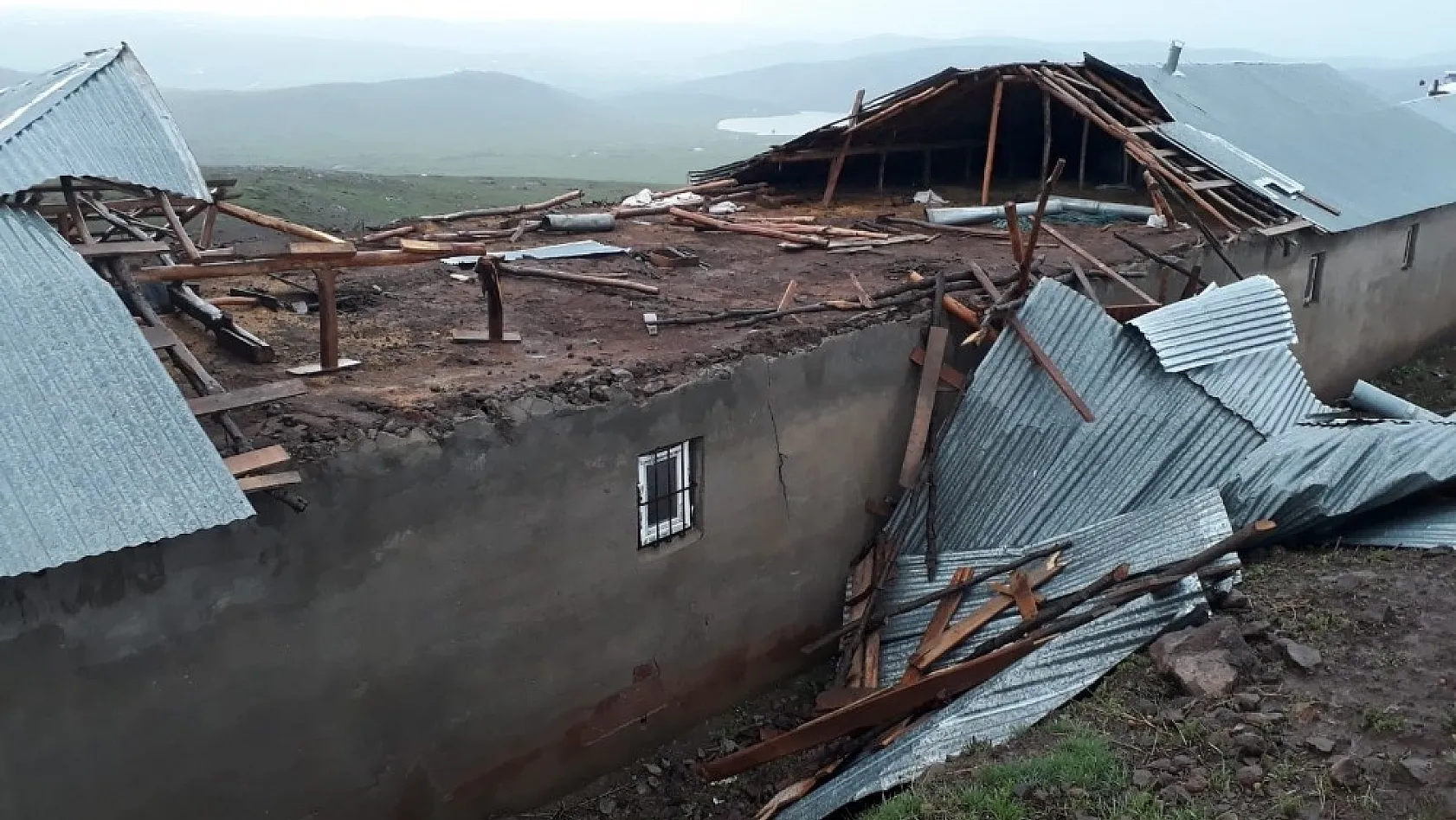 Bingöl'de fırtına çatı uçurdu 
