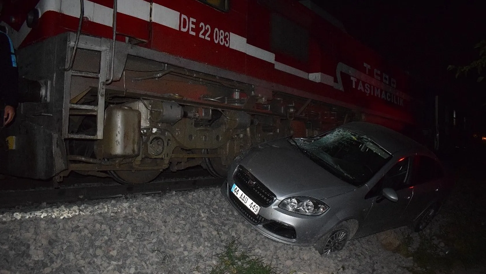 Malatya'da faciadan dönüldü, yolcu Treni otomobile çaptı 