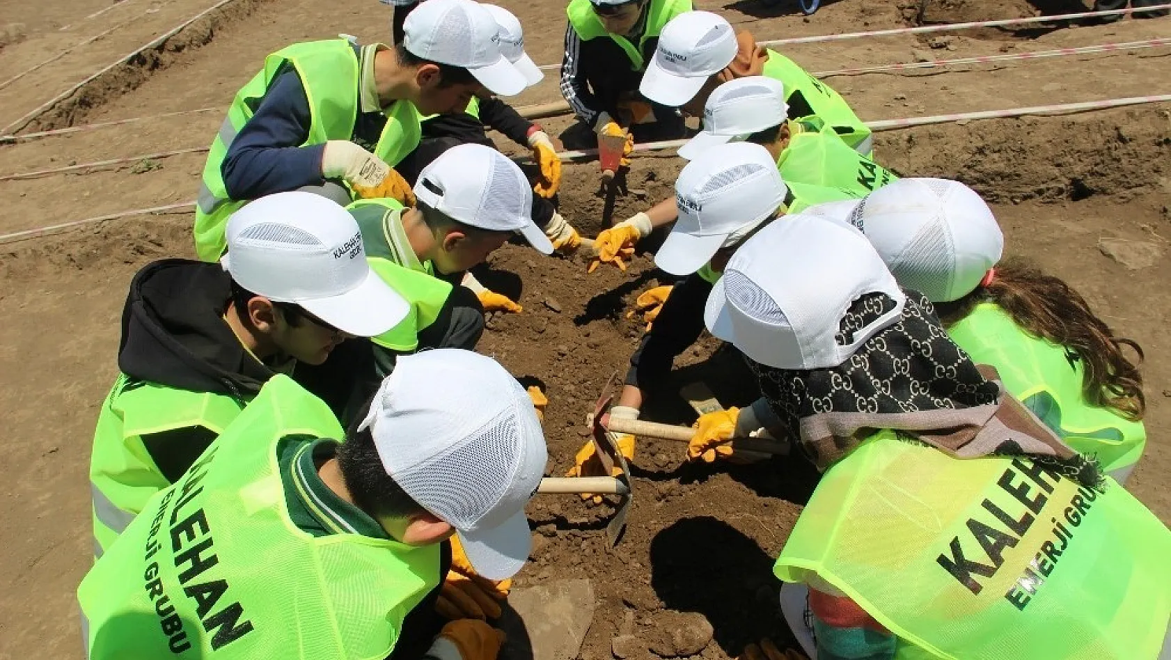 Öğrenciler, arkeolojik kazıya katıldı 