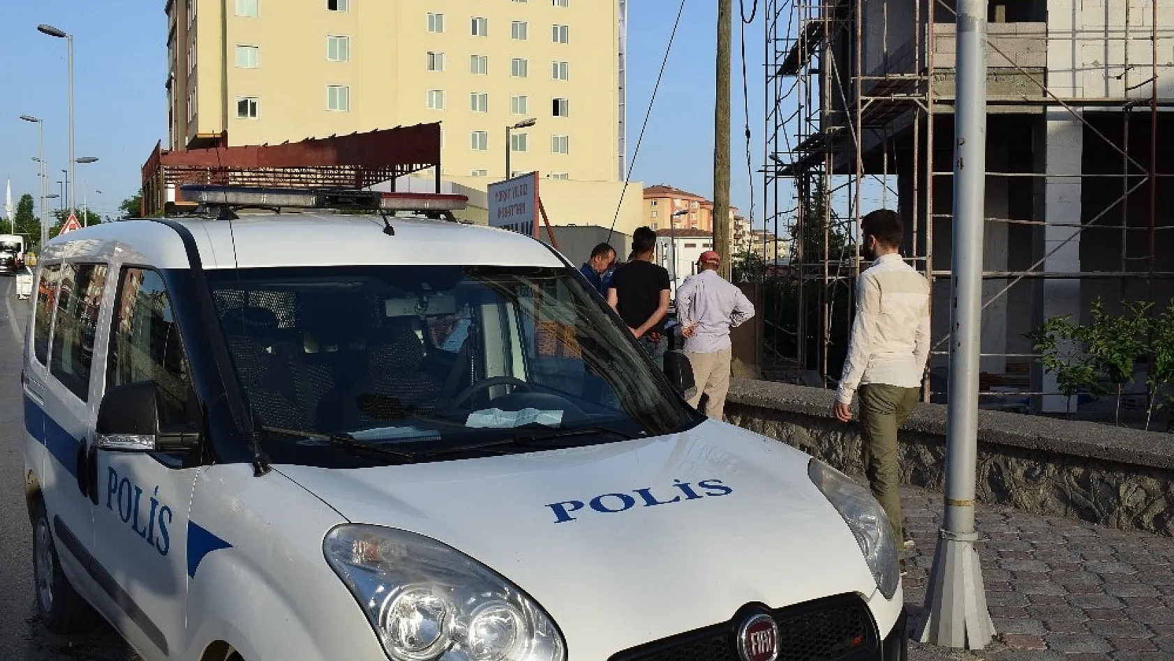 Malatya'da kafasına kiremit düşen işçi yaralandı 