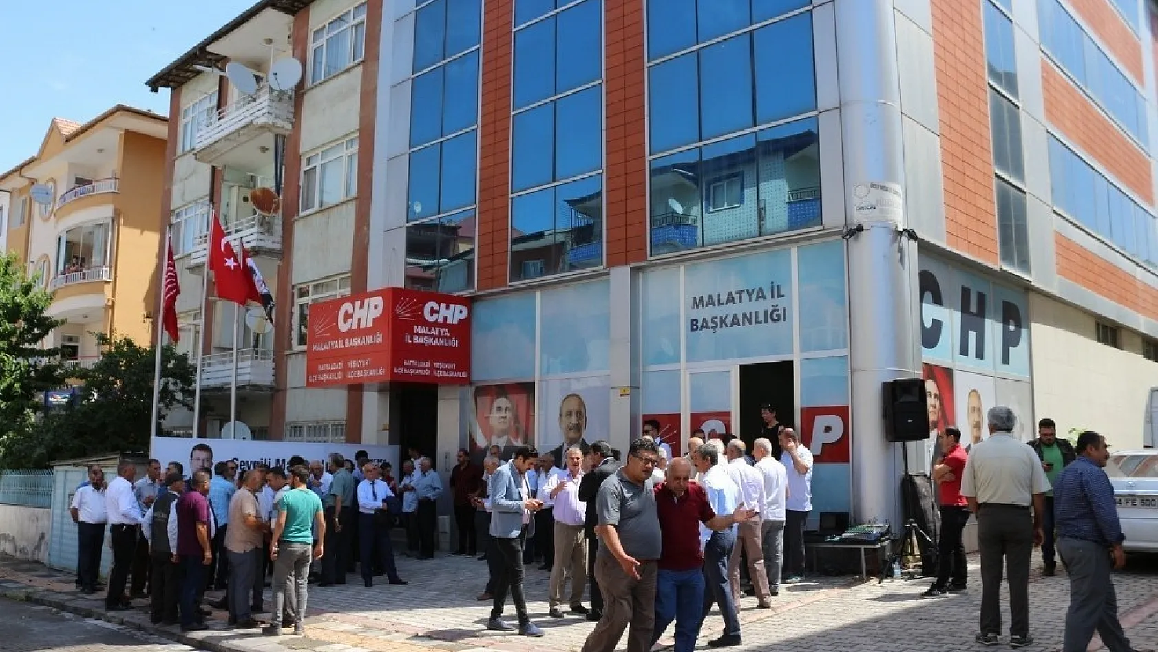 CHP'de bayramlaşma programı yeni binada yapıldı 