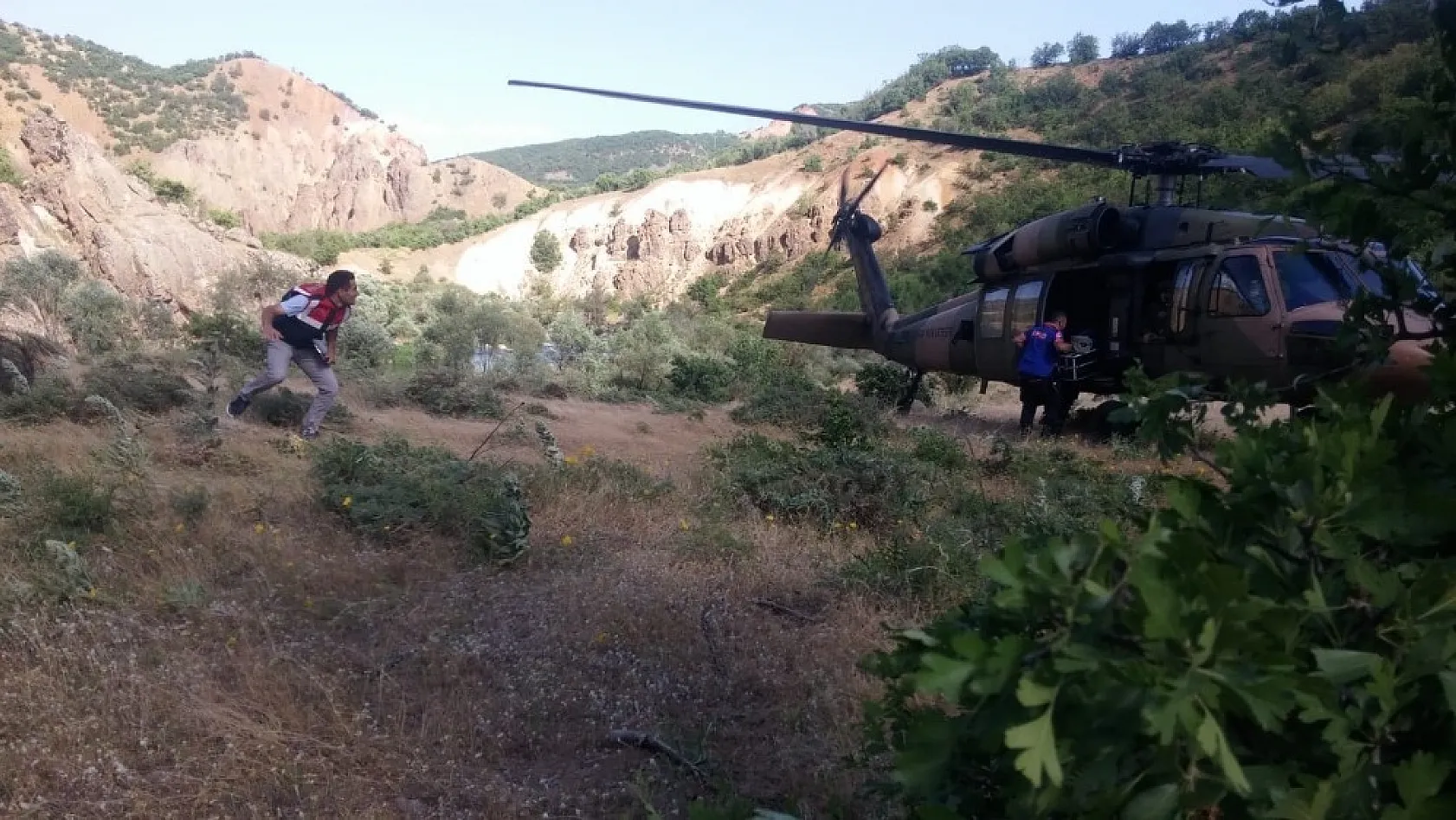 Kaya parçası üzerine düşen şahıs, askeri helikopterle kurtarıldı 