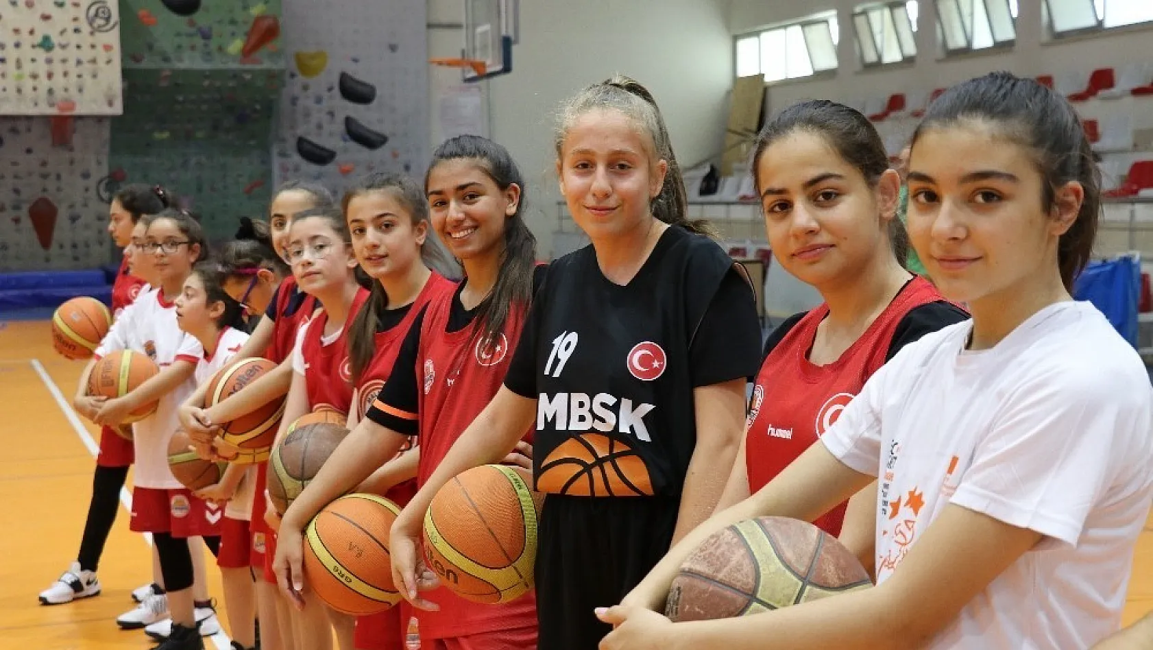 'Basketbol Aracılığı ile Fırsat Eşitliği' projesinin ikinci toplantısı Malatya'da yapıldı 