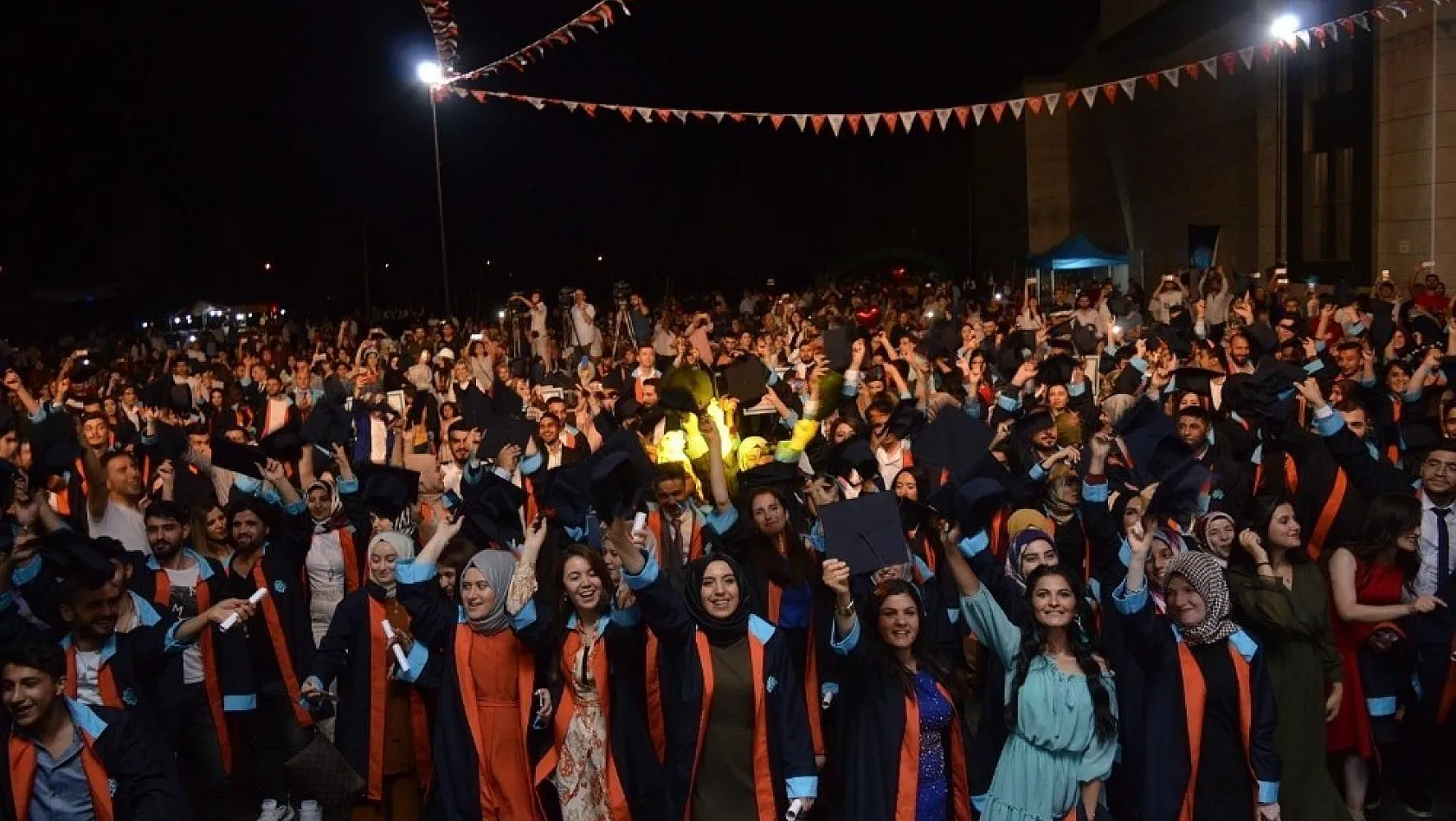 Turgut Özal Üniversitesi ilk mezunlarını verdi 