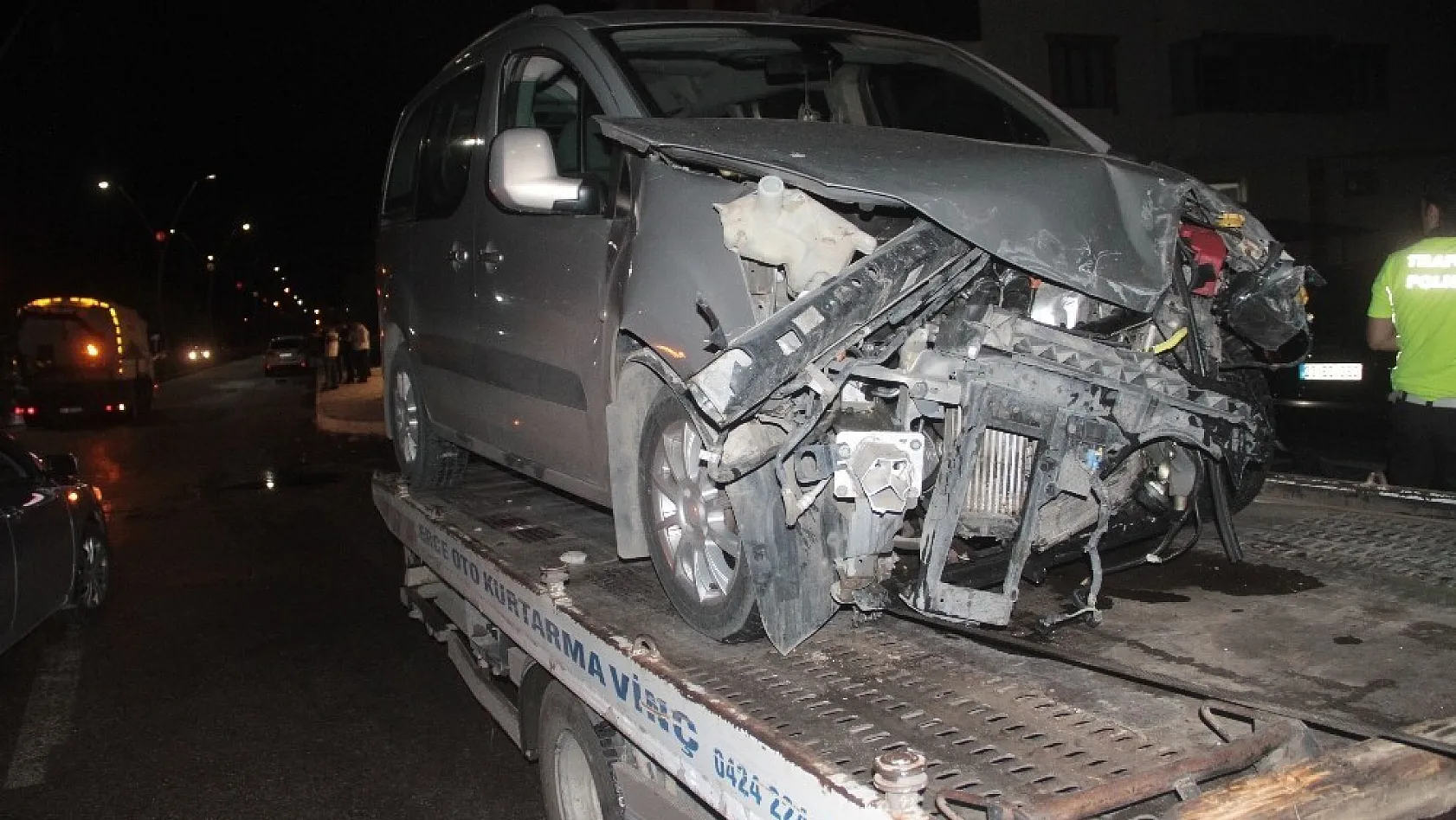 Minibüsle, hafif ticari araç çarpıştı: 3 yaralı 
