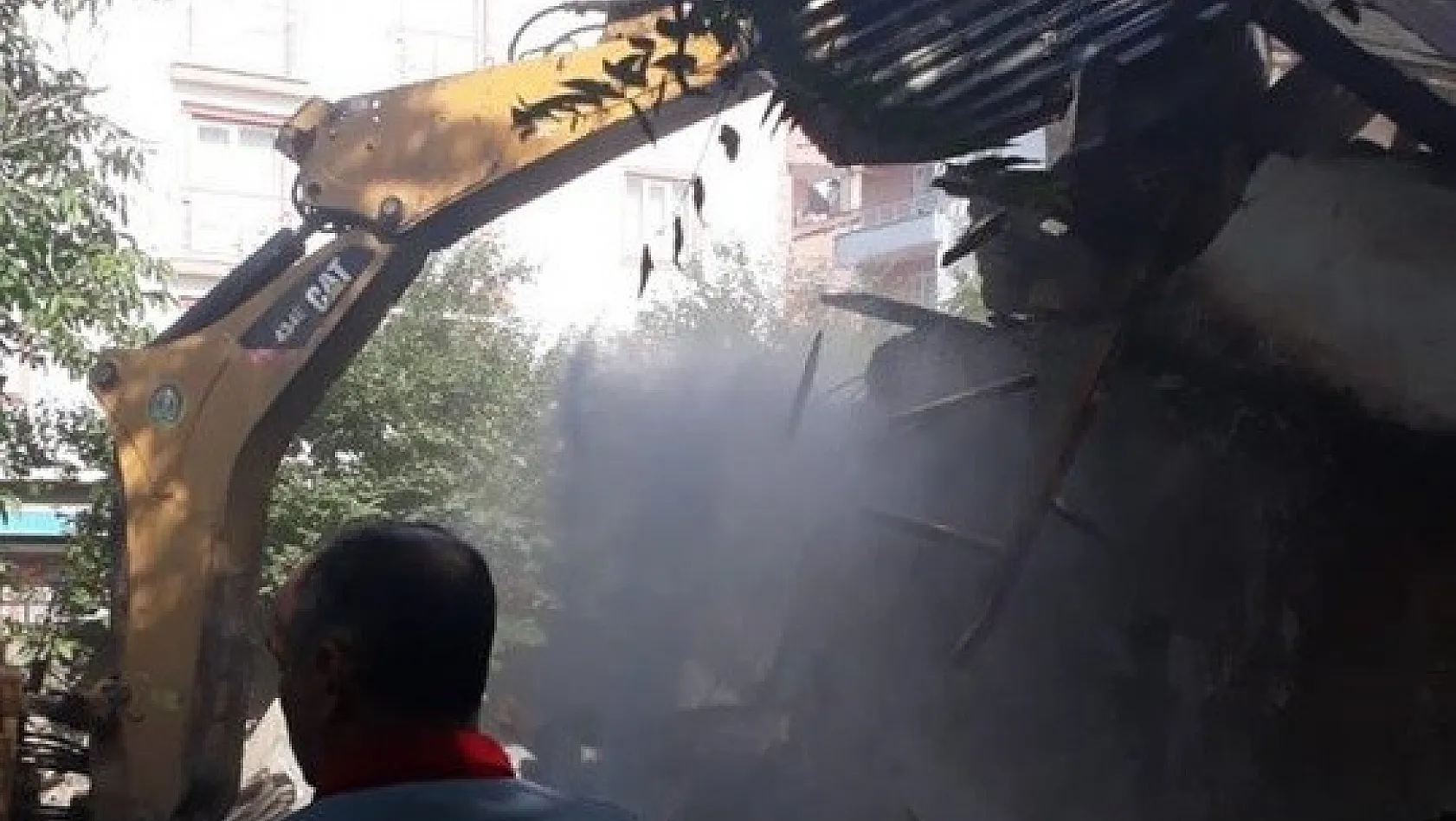 Bingöl'de metruk bina yıkıldı 