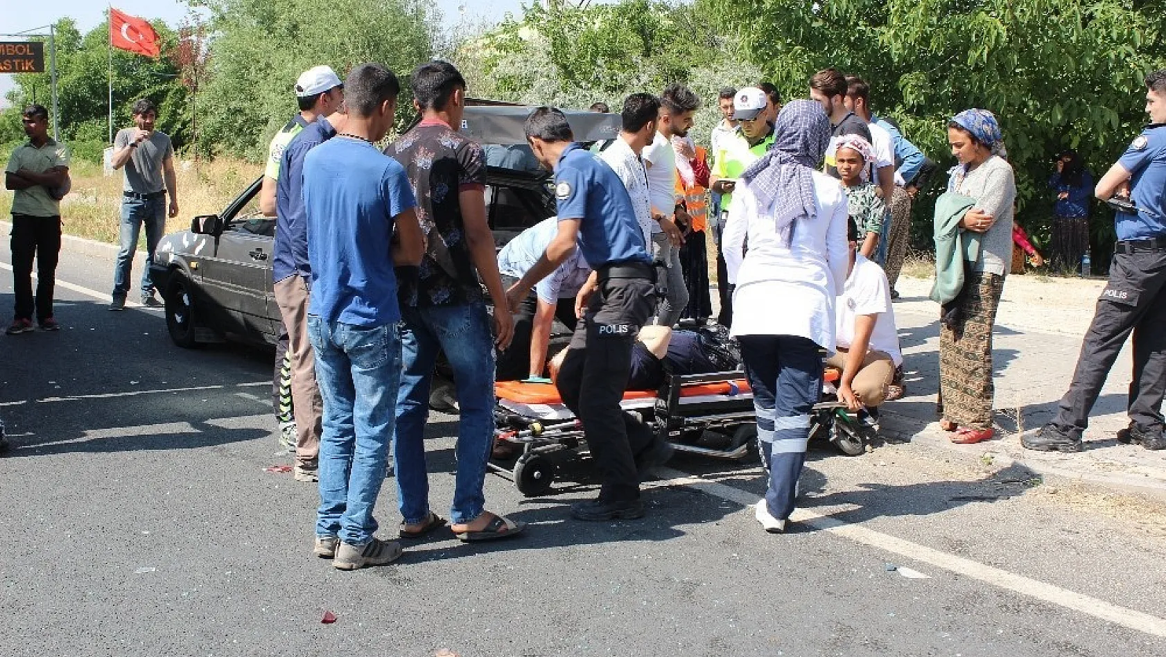 Elazığ'da otomobiller çarpıştı: 2'si çocuk 8 yaralı 