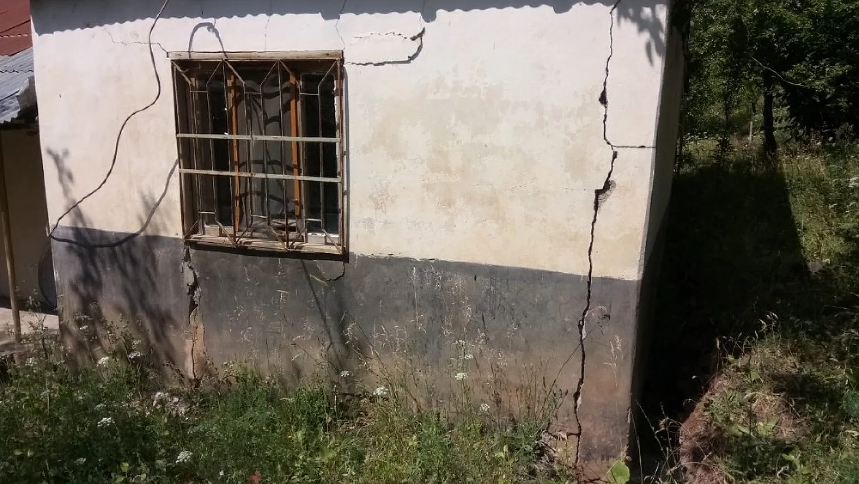 Bingöl'de heyelan nedeniyle iki ev boşaltıldı 