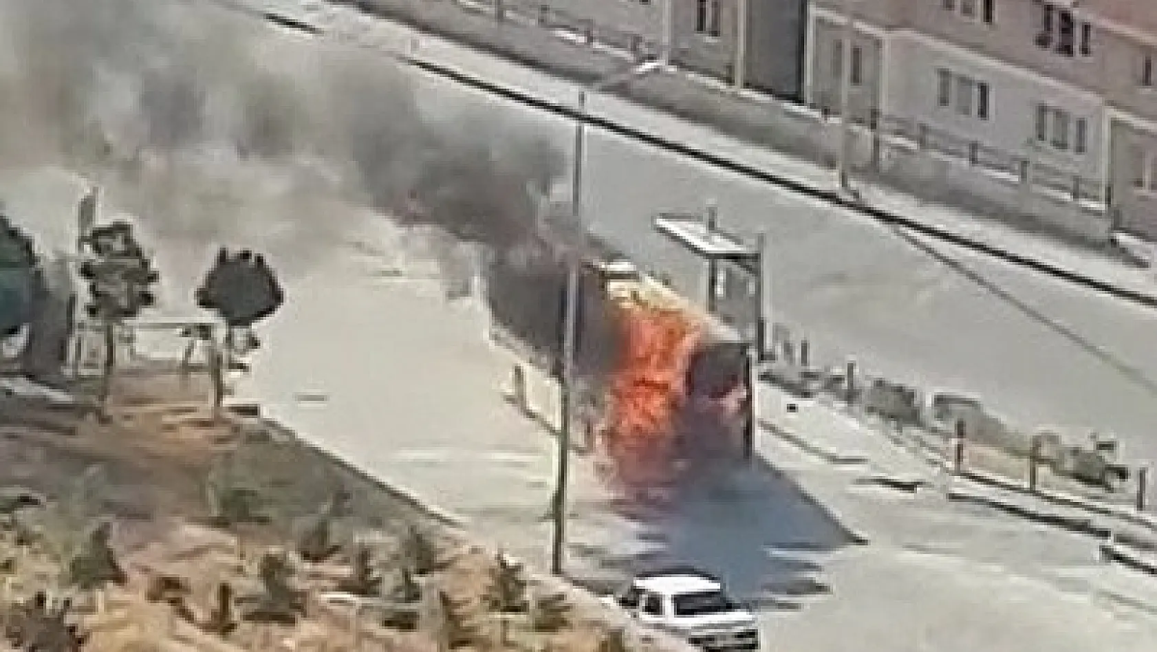 Belediye otobüsü alev alev yandı 