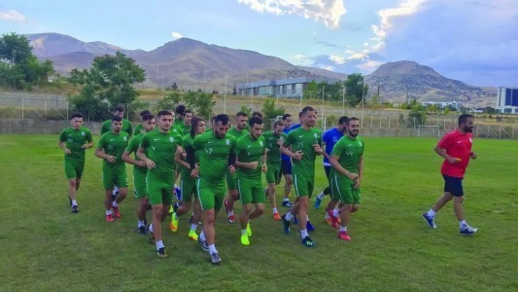 Yeşilyurt Belediyespor yeni sezona 25 futbolcuyla hazırlanıyor 