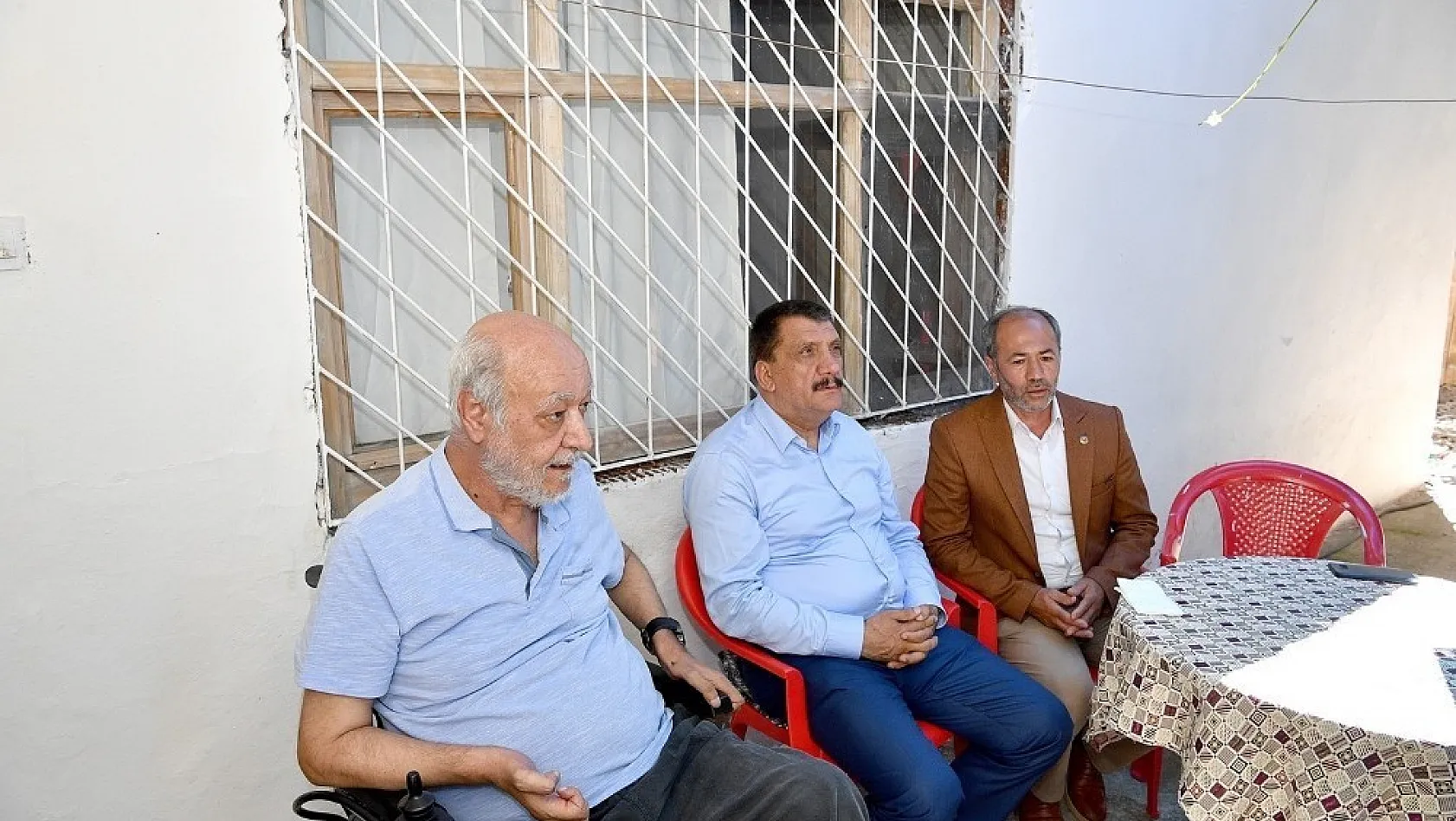 Başkan Gürkan engelli adama akülü araba hediye etti 