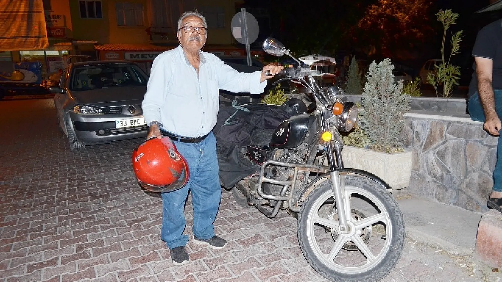 72 yaşındaki emekli öğretmen motoruyla diyar diyar geziyor 