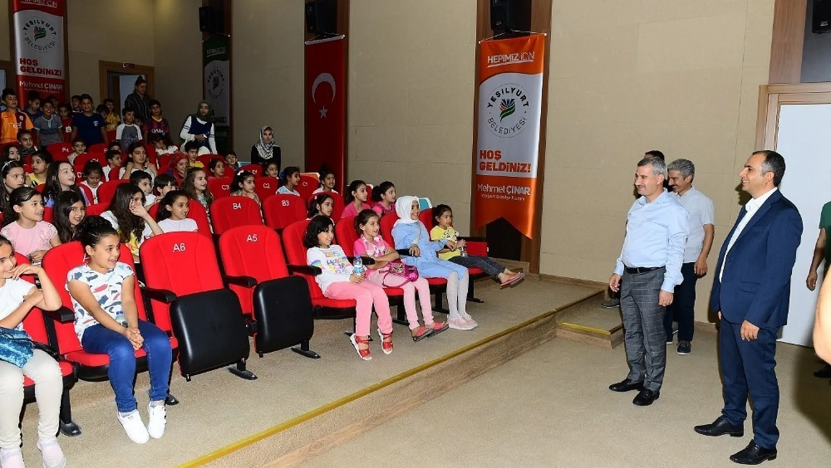 Başkan Çınar çocuklarla birlikte çizgi film izledi 