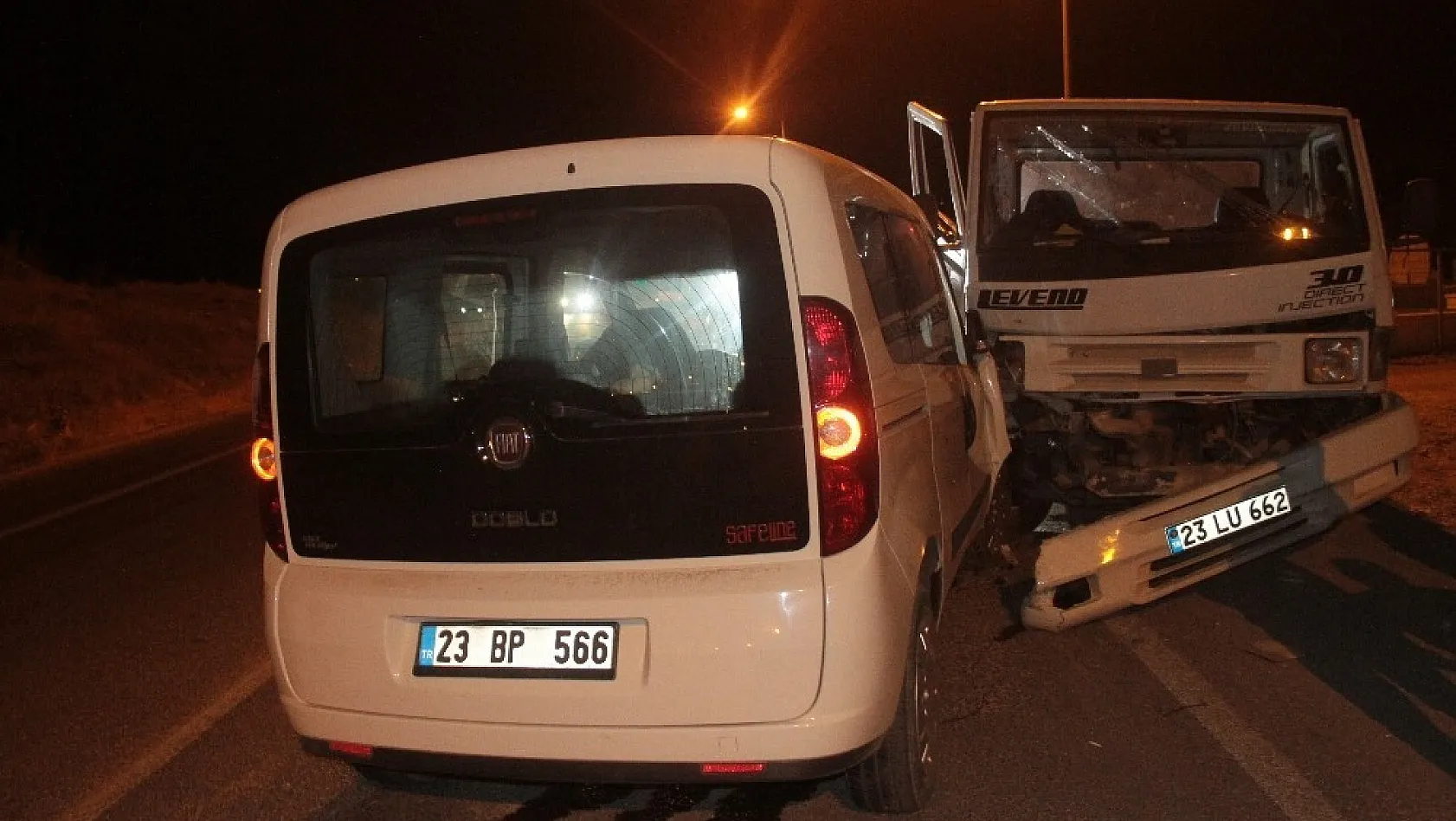 Elazığ'da pikap ile hafif ticari araç çarpıştı: 6 yaralı 