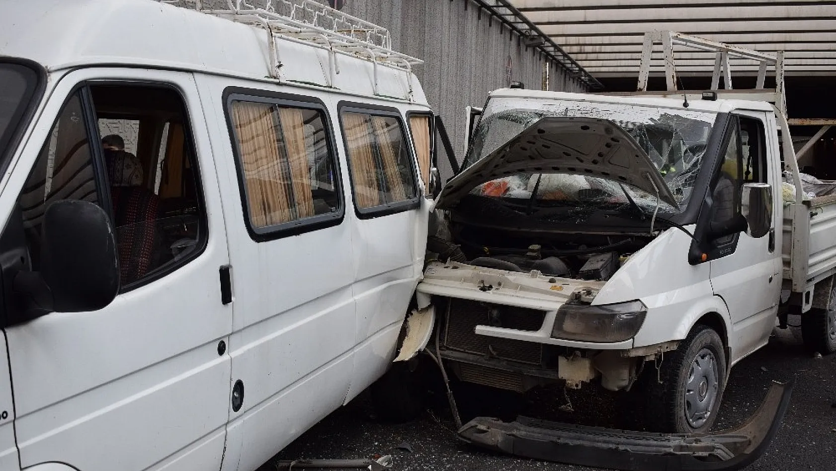 Malatya'da kamyonet minibüse çarptı: 2 yaralı 