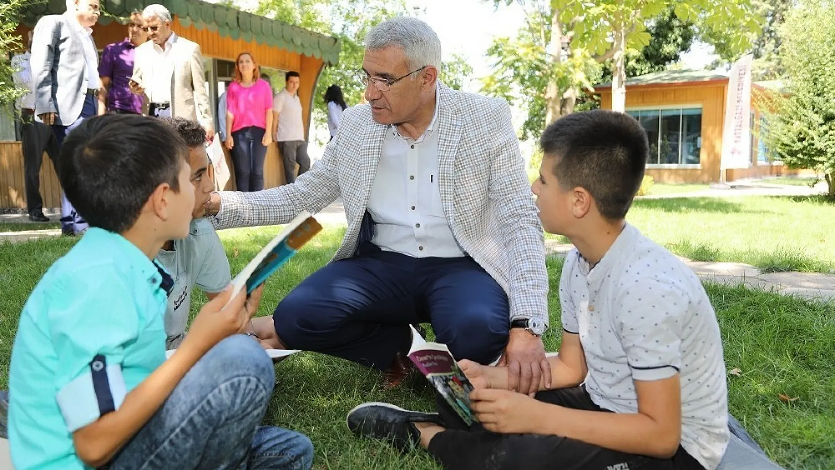 Başkan Güder, 'Dünya Kitap Okumayı Sevenler Günü' etkinliğinde gençlerle buluştu 