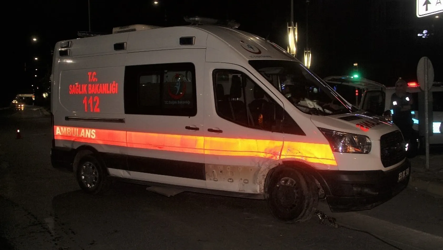 Otomobil ambulansa çarptı:2  yaralı 