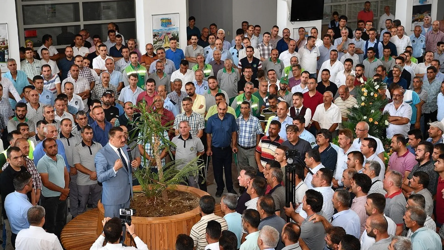 Başkan Gürkan, Büyükşehir Belediyesi çalışanlarıyla bayramlaştı 