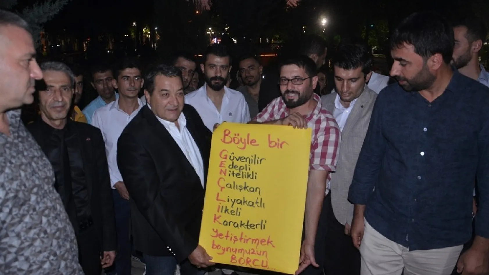 MHP'li Fendoğlu gençlerle sohbet etti 
